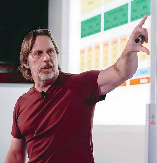 짐 켈러 텐스토렌트 최고경영자(CEO) 미국 펜실베이니아주립대 전기공학, 전 AMD 수석 설계자, 전 브로드컴 수석 아키텍처, 전 애플 엔지니어링 부사장, 전 AMD 부사장, 전 테슬라 오토파일럿 하드웨어 부사장, 전 인텔 엔지니어링 수석 부사장, 전 텐스토렌트 CTO 사진 텐스토렌트