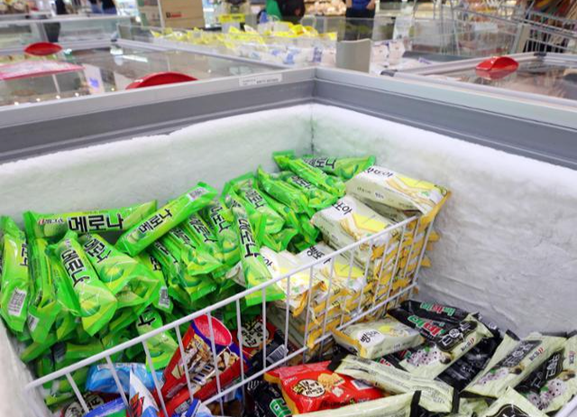 서울의 한 대형마트에 진열된 빙과류. 연합뉴스