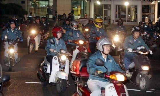 현대중공업 직원들이 오토바이를 타고 퇴근하고 있다.송봉근 기자.