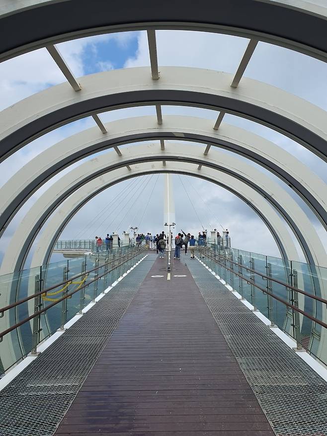 발왕산 스카이워크를 찾은 관광객들. 평창=윤현주 기자