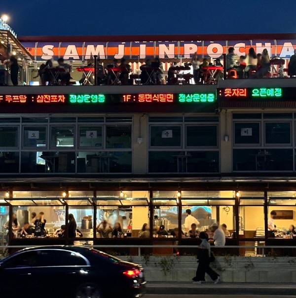 지난 9일 부산 광안리해수욕장 인근 건물 3층 루프톱에 문을 연 팝업형 ‘삼진포차’ 모습. 삼진어묵 제공