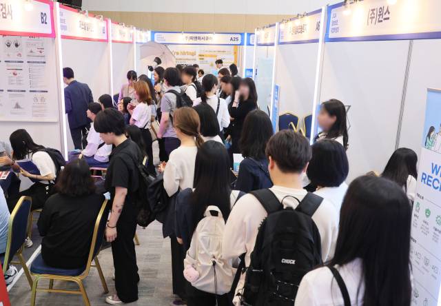 31일 서울 강남구 과학기술컨벤션센터에서 열린 한 취업박람회에서 구직자들이 채용 상담을 하고 있다. 연합뉴스