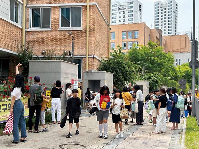 6월6일 세종특별자치시 새롬초등학교 앞에서 학부모들이 자녀의 하교를 기다리고 있다. ⓒ시사저널 정윤경