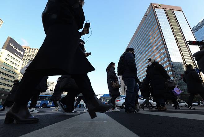 광화문에서 출근하는 직장인. / 뉴스1