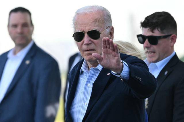 조 바이든(가운데) 미국 대통령이 지난 9일 미국 펜실베이니아주 필라델피아 국제공항에 도착해 손을 흔들고 있다. 필라델피아=AFP 연합뉴스