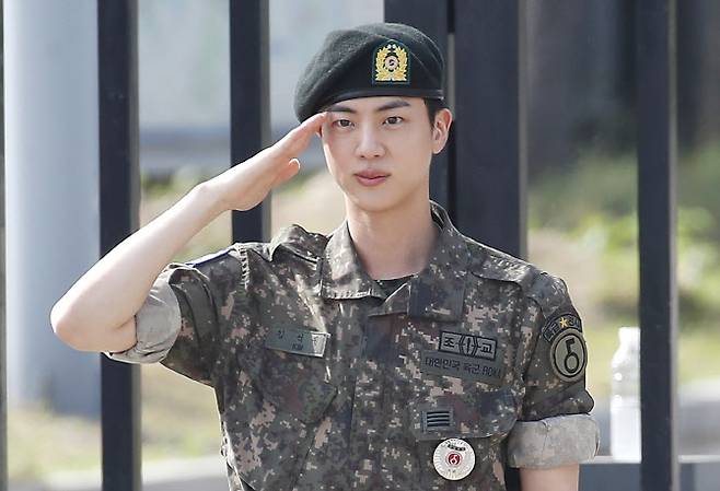 그룹 방탄소년단(BTS) 진이 12일 오전 경기도 연천 소재 육군 제5보병사단 신병교육대대에서 육군 현역으로 군 복무를 마친 뒤 인사를 하고 있다.(사진=뉴스1)