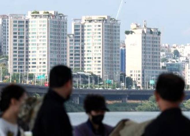 아파트나 상가 등 부동산을 경매 시장에서 사려는 투자자들은 경매 시작 전에 미리 그 부동산을 담보로 잡은 부실채권을 사두는 방안도 고려해 볼 만하다고 전문가들은 말한다. 사진은 지난 6월 2일 오후 서울 서초구 잠수교에서 본 아파트 모습./뉴시스