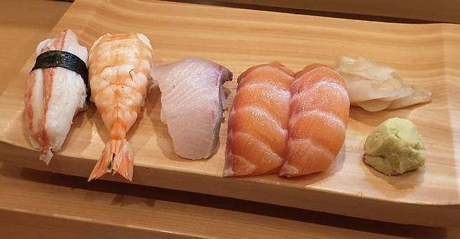 대만의 한 프라이빗 클럽에서 여성의 알몸 위에 초밥을 올려 놓은 ‘누드 스시’가 등장해 논란이다. 경찰은 불법행위 여부에 대해 조사 중이라고 밝혔다. ⓒ연합뉴스