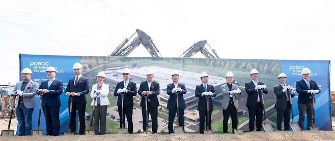 11일(현지시간) 폴란드 오폴레주 브제크시에서 개최된 신규 구동모터코아 공장 착공식에서 안제이 부와 오폴레주의회 의장, 이영우 포스코인터 친환경본부장, 임훈민 주폴란드대사(좌측 여섯번째부터). 포스코인터내셔널 제공