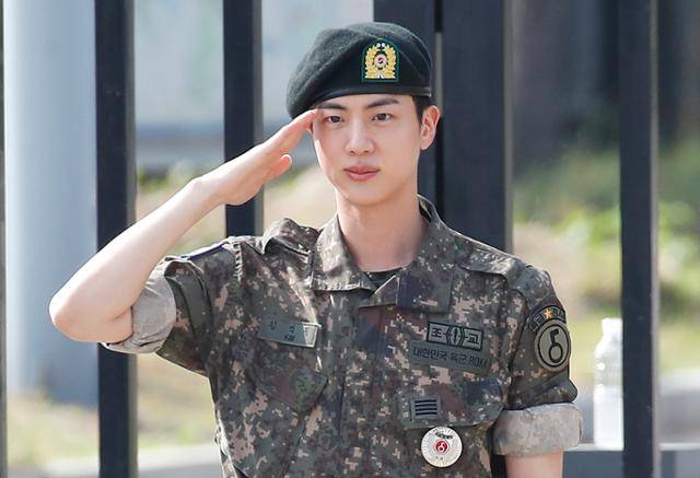 진이 멤버들과 팬들의 축하 속에서 전역했다. 뉴스1