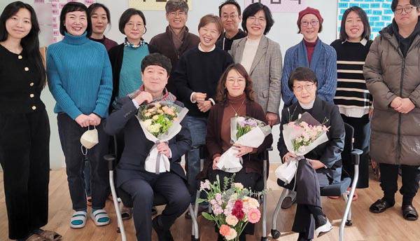 윤인숙 한국비폭력대화교육원 공동대표가 2023년 12월 취임하면서 스태프, 전문 트레이너들과 기념사진을 찍었다. 앞줄 맨 오른쪽이 윤 대표이며, 윤 대표 뒤에 서 있는 이가 캐서린 한 한국비폭력대화센터 설립자다.