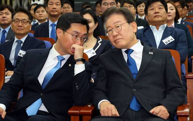 이재명 더불어민주당 대표와 장경태 최고위원이 지난 5월 16일 오후 국회에서 열린 더불어민주당 초선 당선자 워크숍에서 대화하고 있다. 연합뉴스
