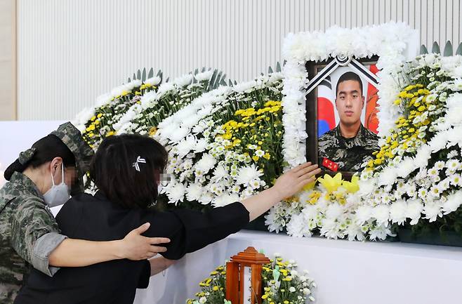 경북 예천 실종자 수색에 투입됐다가 숨진 고(故) 채 상병 분향소가 마련된 포항 해병대 1사단 내 김대식관에서 채 상병의 어머니가 아들의 사진을 어루만지며 오열하고 있다. ⓒ 연합뉴스