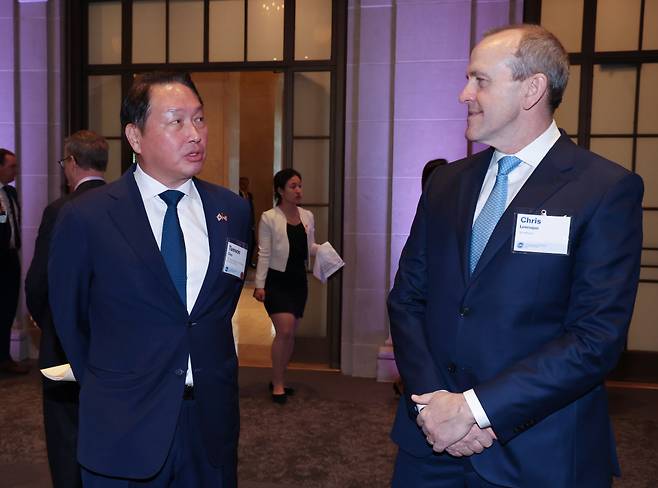 최태원 SK그룹 회장이 지난해 4월25일(현지 시각) 워싱턴DC 미국 상공회의소에서 윤석열 대통령 주재로 열린 한미 비즈니스 라운드테이블에서 크리스 테라파워 대표와 대화하고 있다. ⓒ연합뉴스