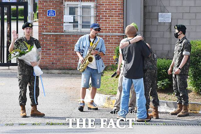 그룹 방탄소년단(BTS)의 진(왼쪽)이 12일 오전 경기 연천 제5보병사단 신병교육대에서 전역한 뒤 부대를 나오고 있다. /연천=장윤석 기자