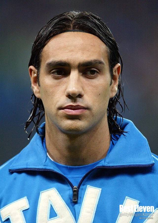 알레산드로 네스타는 선수 시절 세계 최강의 센터백으로 분류됐다. 특히 SS 라치오와 AC 밀란에서 전성기를 보냈는데, 두 클럽 모두에서 '전설'로 추앙받는다. 라치오에서는 세리에 A 우승 1회, 코파이탈리아 우승 2회, 유럽축구연맹(UEFA)컵위너스컵 우승 1회를 달성했다. AC 밀란에서는 세리에 A 우승 2회, 코파이탈리아 우승 1회, UEFA 챔피언스리그 우승 2회, 국제축구연맹(FIFA) 클럽월드컵 우승 1회를 이룩했다.