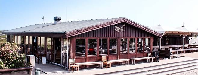 독일 쉴트섬에 위치한 산시바 레스토랑. 산시바는 주로 정치인, 영화배우, 운동선수 등 유명인들이 즐겨 찾는 곳이다. 칼자루 두 개를 포개놓은 간판이 산시바의 로고가 됐다. /sansibar