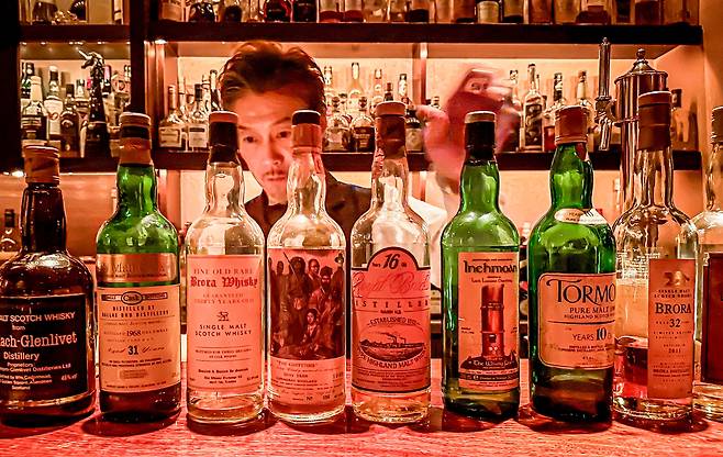일본 도쿄에 위치한 몰트 바. 여러가지 독립병입 위스키 모습. /김지호 기자