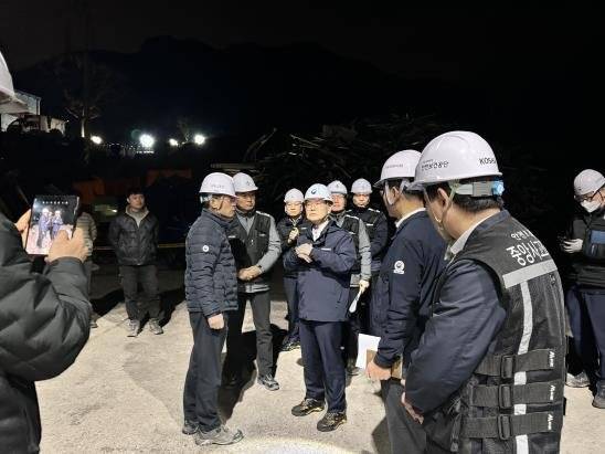 부산 기장군에 있는 폐알루미늄 수거·처리업체에서 30대 노동자가 작업 중 끼임 사고로 숨졌다. 지난 27일 중대재해처벌법이 확대 시행된 이후 50인 미만 사업장에서 중대재해가 발생한 것은 이번이 처음이다. 31일 이정식 고용노동부 장관이 사고 현장을 찾아 관계자들로부터 설명을 듣고 있다. 고용노동부 제공