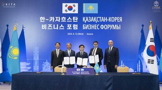 12일 카자흐스탄에서 열린 ‘한‧카자흐스탄 비즈니스 포럼’에서 두산에너빌리티와 삼룩에너지는 카자흐스탄 발전소 환경설비 공급 사업추진 업무협약(MOU)을 맺었다. 왼쪽부터 안덕근 산업통상부 장관, 한전KPS 김도윤 부사장, 두산에너빌리티 김정관 부사장, 삼룩에너지 루슬란 옐루바예비치 투르감바예프 부사장, 카자흐스탄 카낫 샤를라파에프 산업건설부장관. 두산