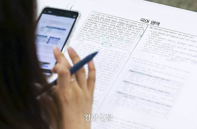 임성호 종로학원 대표이사와 국어영역 강사들이 지난 4일 서울 양천구 종로학원 본사에 마련된 2025학년도 6월 평가원 수능모의고사 분석 상황실에서 국어 영역 문제 분석을 하고 있다. | 정효진 기자