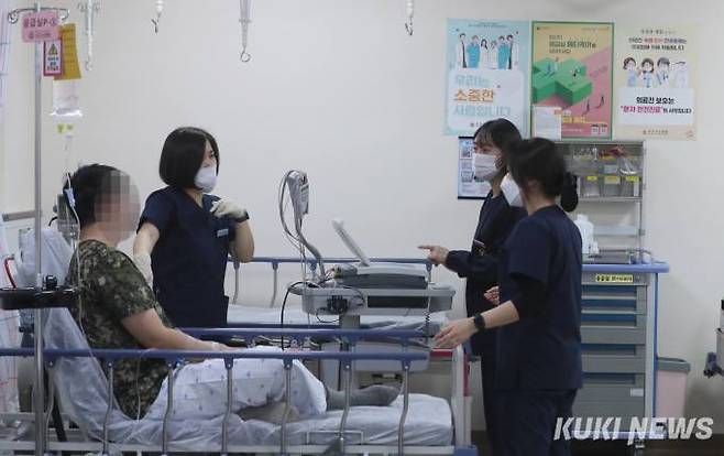 서울의 한 대학병원 응급실에서 간호사들이 환자 상태를 살펴보고 있다. 쿠키뉴스 자료사진