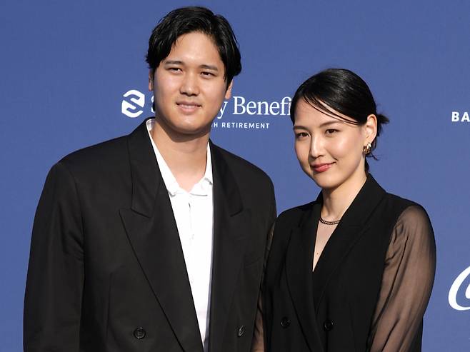 미국 LA 다저스의 오타니 쇼헤이(왼쪽)와 그의 아내 다나카 마미코가 지난달 2일(현지시간) 미국 캘리포니아주 로스앤젤레스(LA)의 다저스타디움에서 열린 LA 다저스 재단 2024 블루다이아몬드 갈라에 참석해 포즈를 취하고 있다. /사진=AP=뉴시스