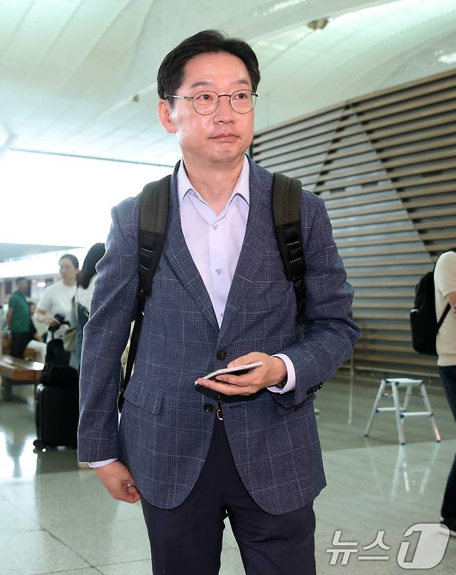 김경수 전 경남도지사가 14일 오전 인천국제공항 2터미널에서 런던으로 출국하고 있다. 2024.6.14/뉴스1 ⓒ News1 오대일 기자