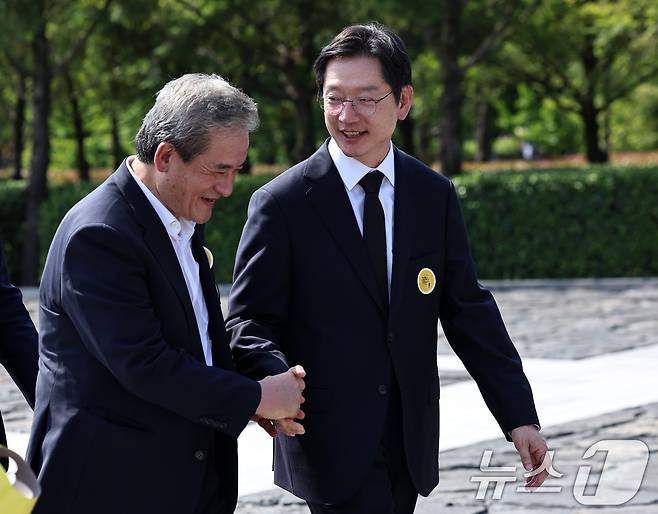 김경수 전 경남도지사가 23일 오후 경남 김해 봉하마을에서 열린 고(故) 노무현 전 대통령 15주기 추도식에서 노 전 대통령의 묘역을 참배한 뒤 참석자와 인사하고 있다. 2024.5.23/뉴스1 ⓒ News1 구윤성 기자