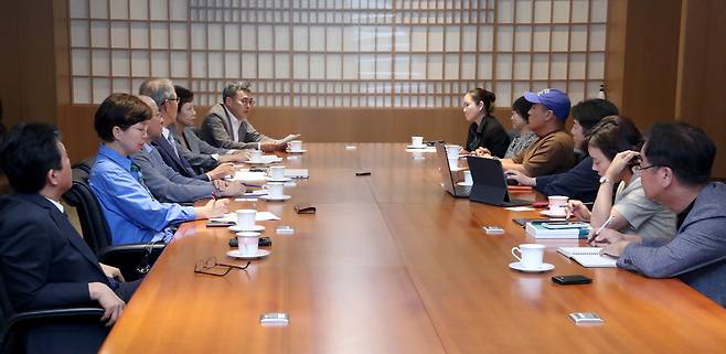 왼쪽부터 시계 방향으로 김태수·김재련·정윤혁 위원, 김도연 위원장, 김별아·한준·이성주·민세진·고산·장부승·김경희 위원, 조형래 부국장. /오종찬 기자