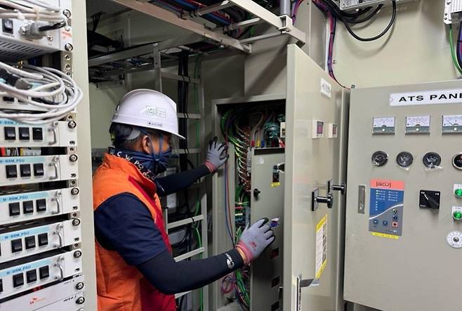 포스코와 이동통신 3사가 13일 광양제철소에서 진행한 재난 대비 비상대응 훈련에서 기술인력이 모의 정전상황에 대응하고 있다. 포스코 제공