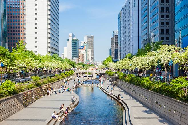 무더운 여름철 햇볕이 뜨거운 낮에 산책할 때는 특히 수분 보충에 신경 써야 한다./사진=클립아트코리아