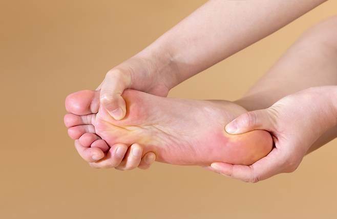 허벅지 근육 외에도 손 근육, 발 근육, 삼킴 근육, 배뇨 근육 등을 단련해야 한다./사진=클립아트코리아