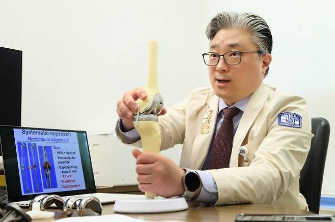 고인준 은평성모병원 정형외과 교수가 최근 은평성모병원에서 진행된 쿠키뉴스와의 인터뷰에서 인공관절 수술에 대해 설명하고 있다.