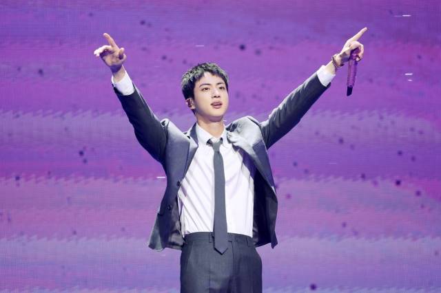 전역 후 첫 공식 일정에 나선 방탄소년단(BTS) 멤버 진이 13일 서울 송파구 잠실실내체육관에서 열린 팬 미팅 ‘2024년 6월 13일의 석진, 날씨 맑음’에서 팬들에게 포즈를 취하고 있다. 연합뉴스