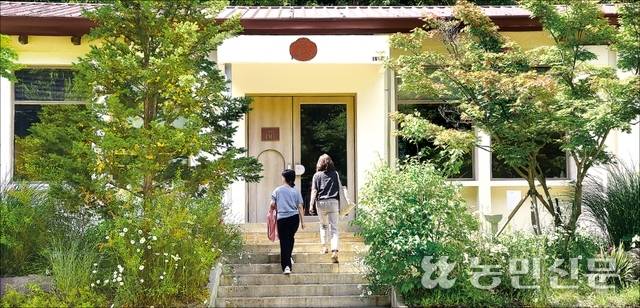 폐교한 강원 춘천 지암초등학교 가덕분교장을 리모델링한 복합문화공간 오월학교엔 연중 방문객의 발길이 끊이지 않는다.