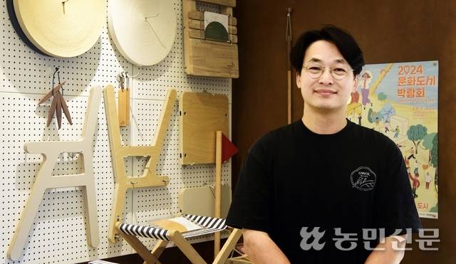 최상희 대표가 오월학교 목공방에서 환하게 웃고 있다.