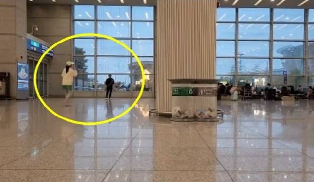 남녀가 인천국제공항 청사 내부에서 테니스를 즐기고 있다. 보배드림 인스타그램 캡처