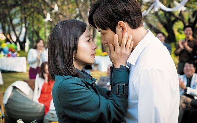 2020년 불륜을 소재로 한 드라마 ‘부부의 세계’의 한 장면. "사랑에 빠진 게 죄는 아니잖아!"라며 간통죄 폐지 이후 당당해진 불륜 등 사회상을 그렸는데, 분노한 시청자들이 ‘간통죄 부활’ 국민청원을 쏟아냈다. /jtbc