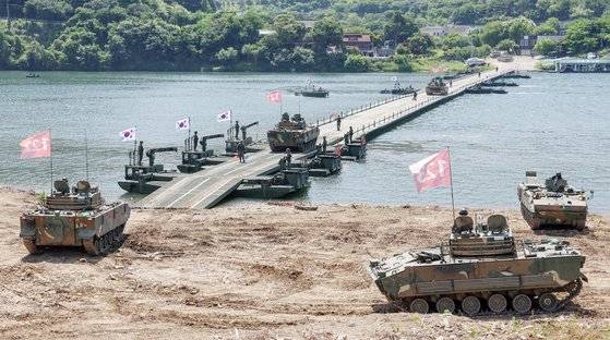 지난 12일 경기 남양주시 제7공병여단 도하훈련장에서 열린 '육군 자주도하장비 전략화 행사'를 맞아 육군 K2 전차가 KM3(수룡) 위를 지나 북한강 부교도하훈련을 실시하고 있다. 뉴스1