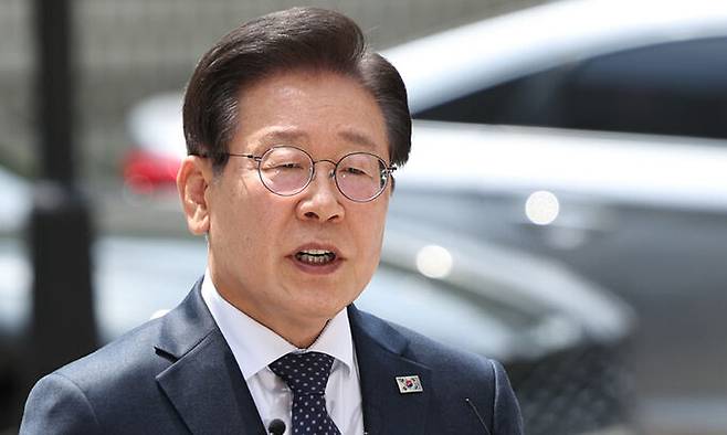 더불어민주당 이재명 대표가 14일 서울 서초구 서울중앙지법에서 열린 공직선거법 위반 사건 재판에 출석하며 발언하고 있다. 이 대표는 이날 쌍방울그룹 ‘불법 대북 송금’ 사건이 “희대의 조작 사건”이라고 주장했다. 뉴시스