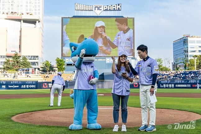 에밀리 뎃래프 씨(가운데)가 14일 창원 삼성-NC전에서 시구를 앞두고 팬들에게 인사하고 있다. /사진=NC 다이노스 제공