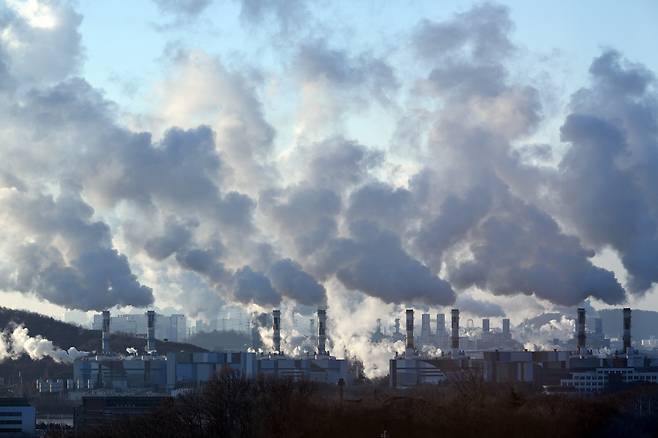 인천 서구 아라타워 전망대에서 바라본 서인천복합화력발전소 굴뚝에서 짙은 수증기가 뿜어져 나오고 있다. 이상섭 기자