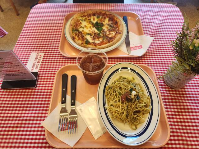 롯데마트가 서울 뚝섬역 인근 성수에서 진행중인 요라하다 팝업 현장에서 즐길 수 있는 메뉴들. 사진 제공=롯데마트