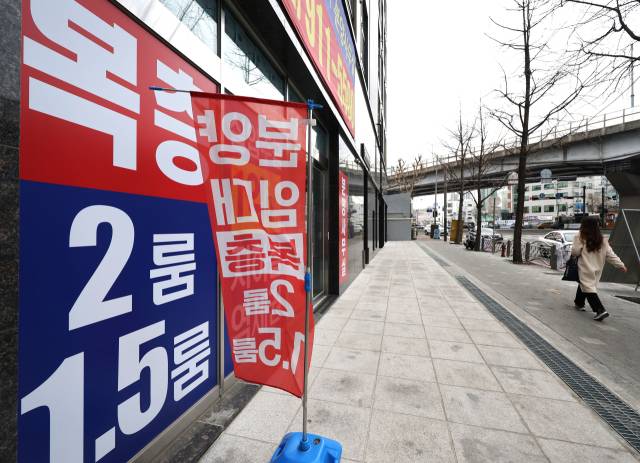오피스텔 분양및 임대 안내문이 내걸린 서울의 한 부동산 중개업소. /연합뉴스