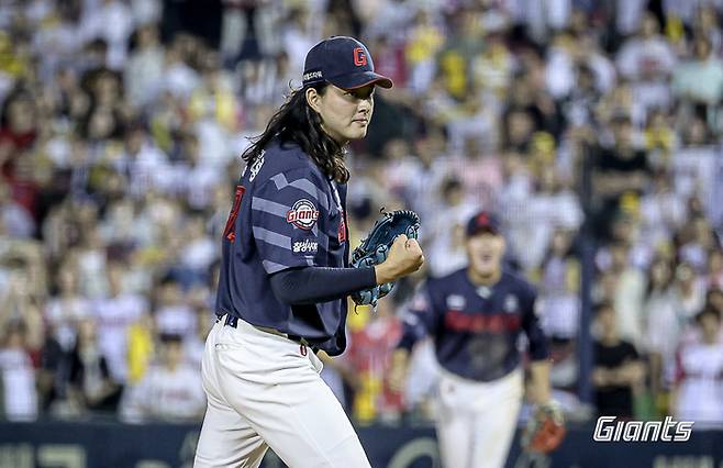 15일 잠실 LG전에서 팀의 승리를 지킨 롯데 김원중. 롯데 자이언츠 제공