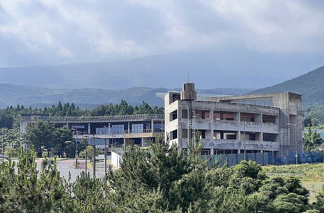 제주 헬스케어 타운 내 자리한 웰니스몰. 현재 공사가 중단된 채 방치되고 있다. /신현우 기자