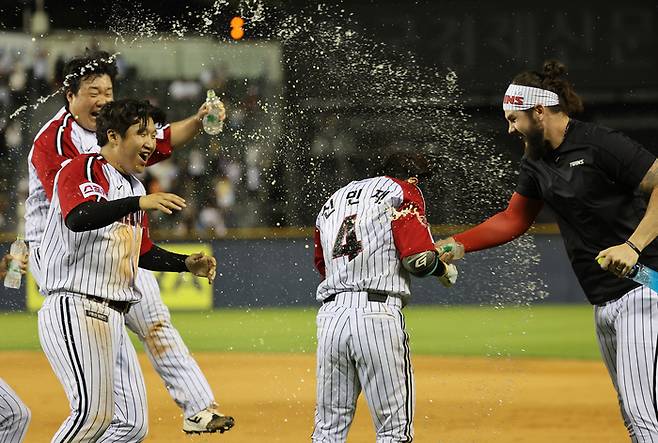 LG 신민재가 16일 잠실 롯데전에서 끝내기 희생플라이를 친 후 기뻐하고 있다. 사진 | 잠실=연합뉴스