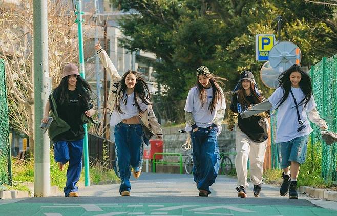 뉴진스 X 후지와라 히로시의 협업 컬렉션이 90년대 도쿄 하라주쿠와 우라하라주쿠 지역에서 탄생한 ‘우라하라’ 패션 열풍을 부활시킬지 패션계의 관심이 뜨겁다.