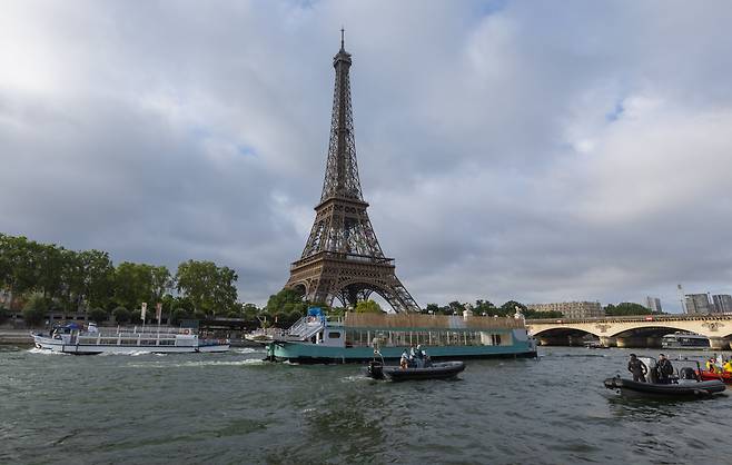 파리 올림픽 개막을 한달 여 앞둔 17일 오전 프랑스 파리 센강에서 선수 퍼레이드를 위한 선박 기술 테스트와 함께 개막 리허설이 벌어지고 있다. /뉴스1